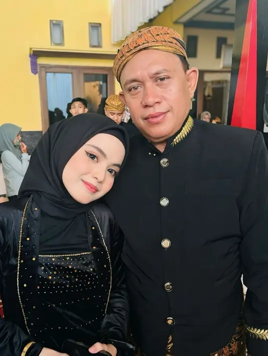 Selain memamerkan keserasiannya bersama sang suami, Putri Isnari juga membagikan potretnya bareng Haji Alwi Ruslan. Pelantun lagu 'Bintangku' itu menuliskan doa agar ayah mertuanya itu sehat selalu. Potretnya bareng mertua ini pun banjir pujian warganet. (Liputan6.com/IG/@putriisnari3)