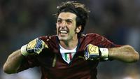 Gianluigi Buffon. Pada Piala Dunia 2006 yang digelar di Jerman, kiper Timnas Italia ini mampu membawa negaranya menjadi kampiun usai mengalahkan Prancis di partai final via adu penalti. Dalam total 7 laga ia mencatat 5 kali clean sheet dan hanya kebobolan 2 gol. Selain di Piala Dunia 2006, ia juga tampil di edisi 2002, 2010 dan 2014. Total ia mengumpulkan 14 caps dalam 4 edisi Piala Dunia dengan torehan 6 kali clean sheet dan kebobolan 10 gol. (AFP/Patrick Hertzog)