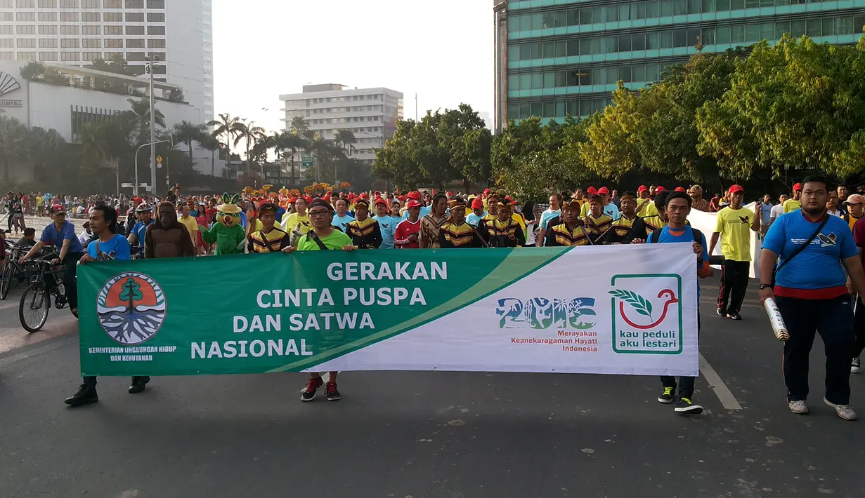 Kementerian LKH bersama sejumlah perusahaan yang peduli terhadap kelestarian lingkungan melakukan aksi jalan santai di kawasan Bundaran HI, Minggu (15/11/2015). Aksi ini untuk merayakan Hari Cinta Puspa dan Satwa Nasional 2015. (Media center AGP-AGN)