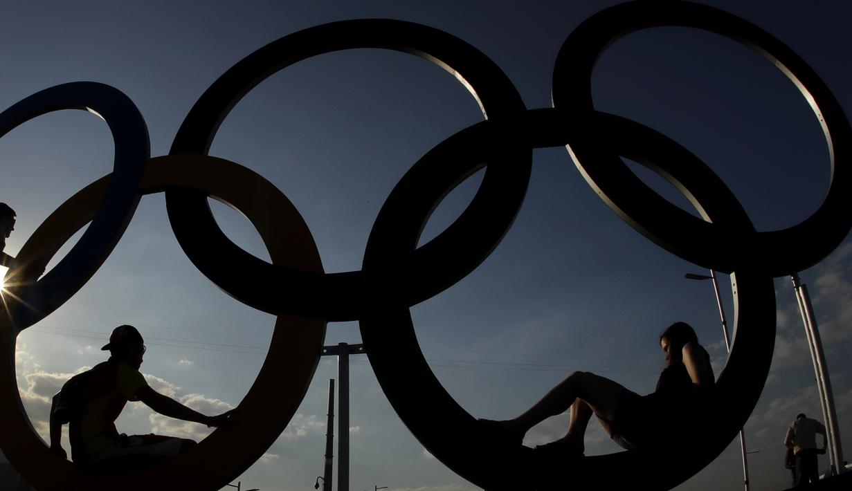 Beberapa atlet berpose di ring olimpiade jelang Olimpiade Rio 2016 di Olympic Park, Rio de Janeiro, Brasil, (1/8/2016). (AP Photo/Charlie Riedel)