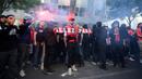Sekelompok pendukung PSG melakukan aksi demo yang berlangsung di luar kantor klub pada Rabu (3/5/2023) waktu setempat. Salah satu sasaran aksi ini adalah meminta Lionel Messi, Marco Veratti, dan Neymar untuk hengkang dari klub. Messi saat ini tengah menjalani masa hukuman di PSG setelah bintang Timnas Argentina tersebut mangkir latihan dan pergi ke Arab Saudi tanpa persetujuan klub. (AFP/Franck Fife)