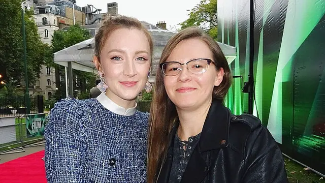 Sarah Winterman saat berfoto dengan Saorise Ronan