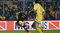 Paulo Dybala melesakkan tendangan yang berbuah gol kedua Juventus. Juventus menang 2-0 atas Frosinone di Liga Italia, Minggu (7/2/2016) malam. Satu gol lain dicetak Juan Cuadrado
