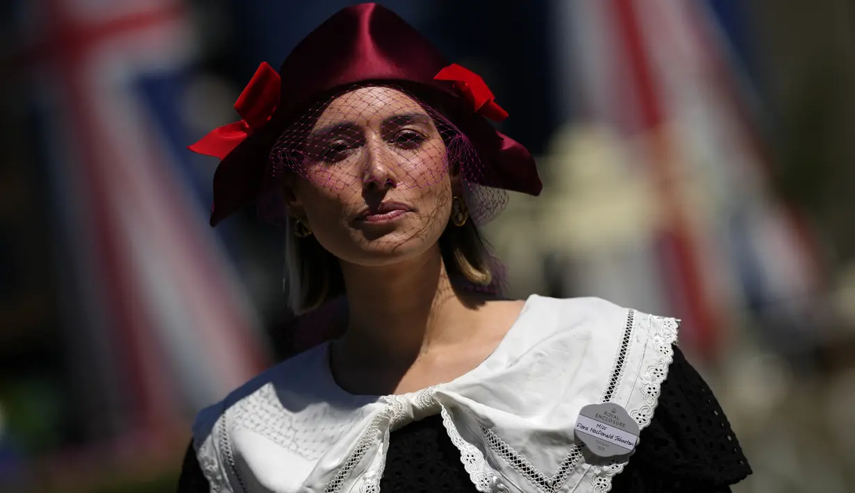 Flora MacDonald Johnston berpose setelah tiba untuk hari pertama pertemuan balap kuda Royal Ascot, di Ascot Racecourse, di Ascot, Inggris, Selasa (14/6/2022). (AP Photo/Alastair Grant)