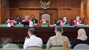 Sejumlah saksi dihadirkan pada sidang lanjutan kasus penyuapan Kepala Bappeti Syahrul Raja Sempurnajaya dengan terdakwa mantan Direktur PT Bursa Berjangka Jakarta Bihar Sakti Wibowo, di Pengadilan Tipikor, Jakarta, Senin (6/7). (Liputan6.com/Helmi Afandi)