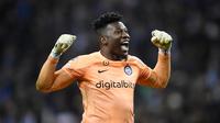 Kiper Inter Milan, Andre Onana, merayakan keberhasilan lolos ke perempat final setelah bermain imbang dengan FC Porto pada leg kedua babak 16 besar Liga Champions di Estadio Do Dragao, Rabu (15/03/2023). (AFP/Miguel Riopa)