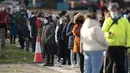 Warga mengantre di pusat pengujian COVID-19 di Liverpool, Inggris, 6 November 2020. Ratusan warga mengantre untuk mengikuti pengujian COVID-19 massal pertama di Inggris yang dimulai pada 6 November 2020. (Xinhua/Jon Super)
