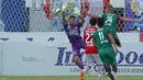 Aksi Ngurah Komang Arya kiper Bali United saat timnya melawan PSS Sleman pada turnamen sepak bola Bali Island 2016 di Stadion Gelora Samudra, Kuta Bali, Selasa (23/2/2016).  (Bola.com/Peksi Cahyo)
