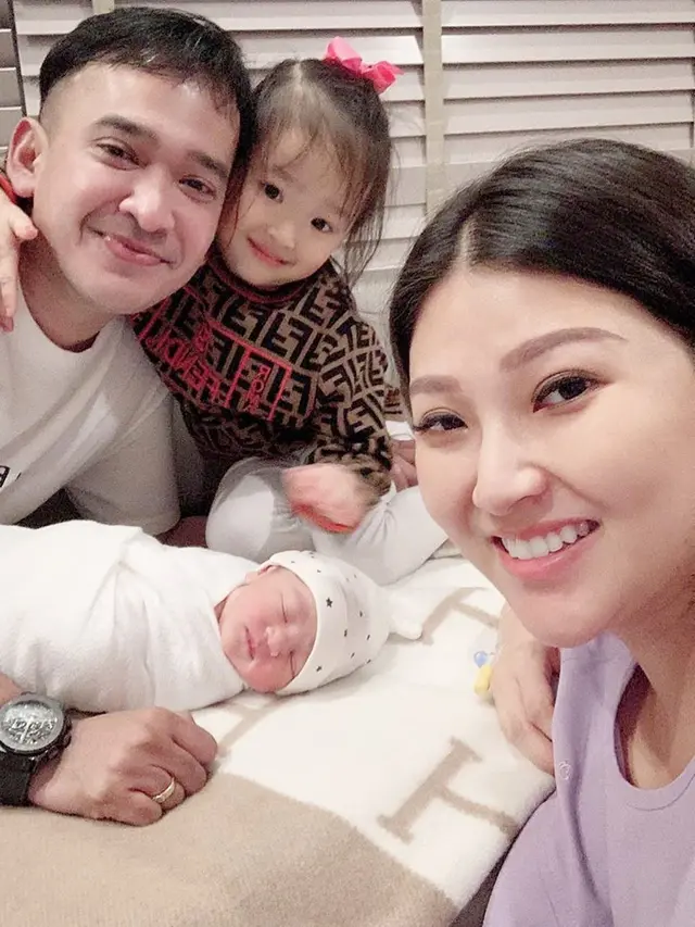 Potret Hangatnya Keluarga Kecil Ruben Onsu dengan Kedua Putri Kecilnya