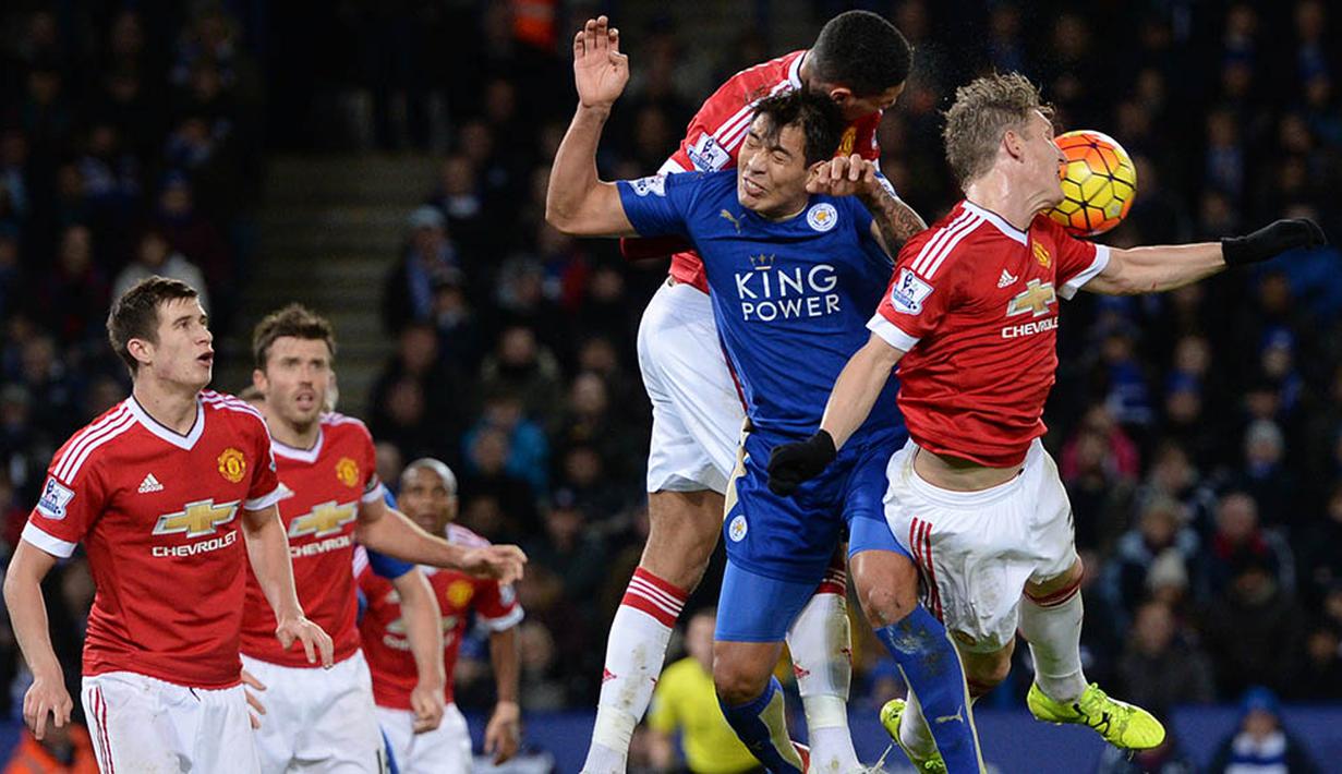 Pemain Leicester, Leonardo Ulloa duel udara dengan pemain MU pada laga Liga Premier Inggris di Stadion King Power, Inggris, Sabtu (28/11/2015). (AFP Photo/Oli Scarff)