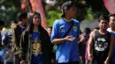 Suporter wanita Persib berjalan menuju Stadion Galuh Ciamis, Minggu (10/4/2016). Persib Bandung akan melakoni laga persahabatan segitiga melawan PSGC Ciamis di Stadion Galuh. (Liputan6.com/Helmi Fithriansyah)
