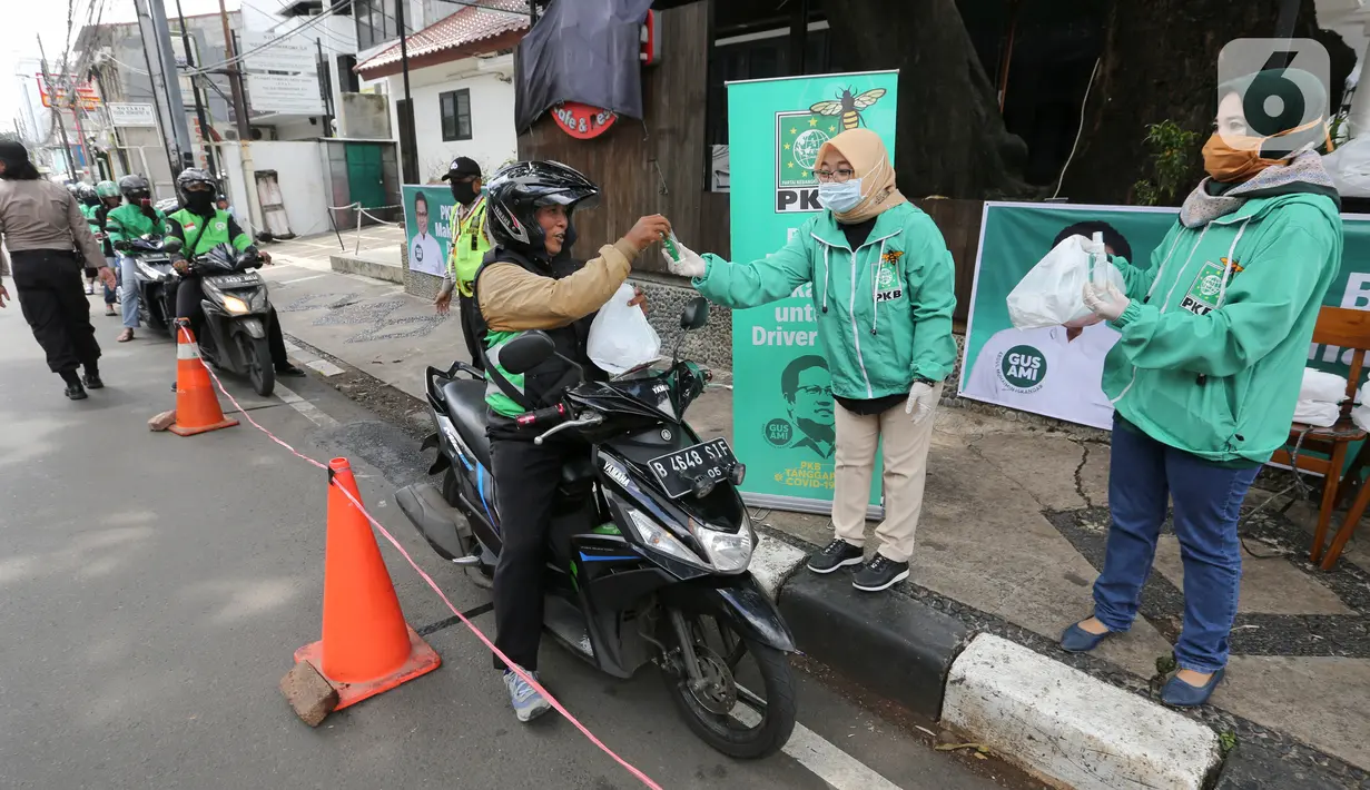 Ojek online (ojol) menerima bantuan berupa bingkisan makan siang dan hand sanitizer di kawasan Jalan Raden Saleh, Jakarta, Selasa (7/3/2020). Bantuan dari DPP PKB guna meringankan beban ojol yang sepi orderan akibat lesunya perekonomian selama pandemi corona Covid-19. (Liputan6.com/Fery Pradolo)