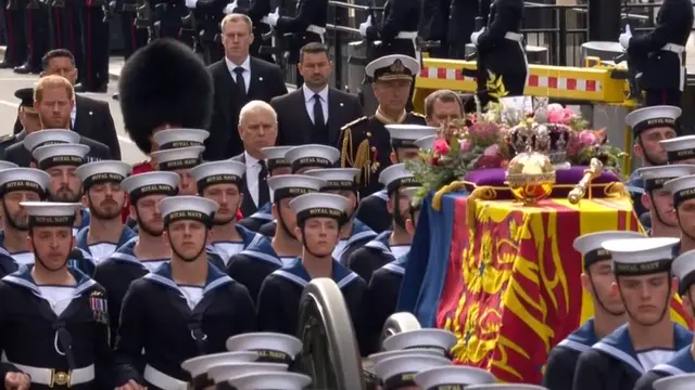Peti mati Ratu Elizabeth II. Para warga yang menanti bisa melihat dari sisi jalan.