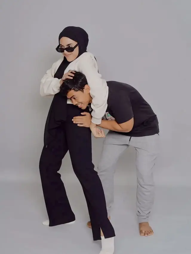 Jarang Terekspos, Ini 6 Momen Kebersamaan Tanboy Kun Bersama Istri