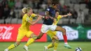 Pemain Timnas Prancis U-21,  Bradley Barcola, berusaha melewati pemain Ukraina pada laga perempat final Euro U-21 2023 di Cluj Arena, Rumania, Senin (3/7/2023). Ukraina menang dengan skor 3-1. (Photo by MIHAI BARBU / AFP)