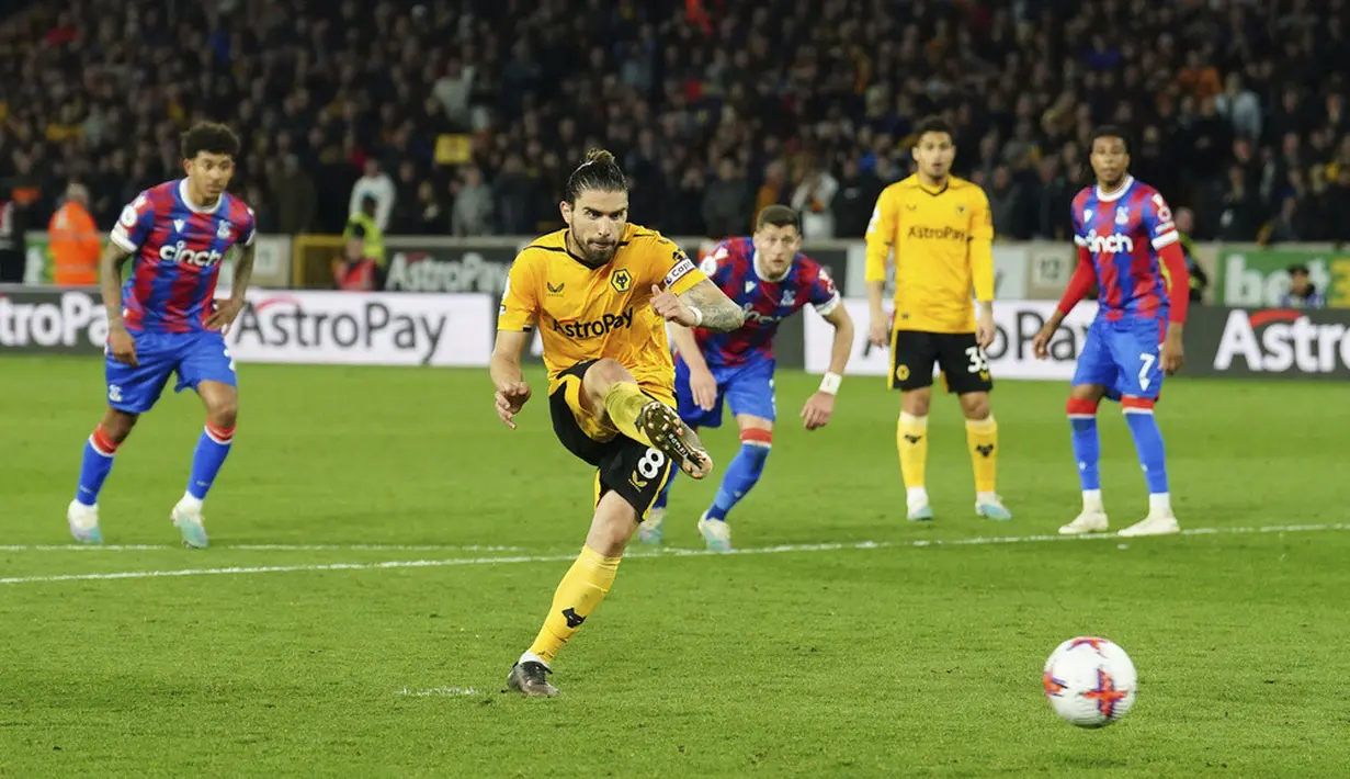 <p>Pemain Wolverhampton Wanderers Ruben Neves mencetak gol penalti ke gawang Crystal Palace. (David Davies/PA via AP)</p>