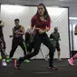 Penyanyi yang juga instruktur senam aerobik, Liza Natalia saat menjadi instruktur dalam acara Zumba Party dikawasan Jakarta, Selasa (30/1). Pemilik body sexy ini memang diketahui telah lama menjadi instruktur senam. (Liputan6.com/Faizal Fanani)