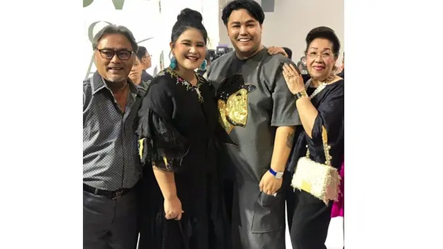 Jarang Tersorot, Ini 7 Potret Keakraban Ivan Gunawan dan Ibunda