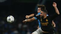 Khvicha Kvaratskhelia berduel dengan bek Real Madrid, Dani Carvajal dalam laga babak grup Liga Champions 2023/2024. (AFP/Carlo Hermann)