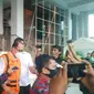 Dua tersangka pengadaan pengadaan komputer di Dinas Pendidikan Riau saat digiring penyidik tahun lalu. (Liputan6.com/M Syukur)