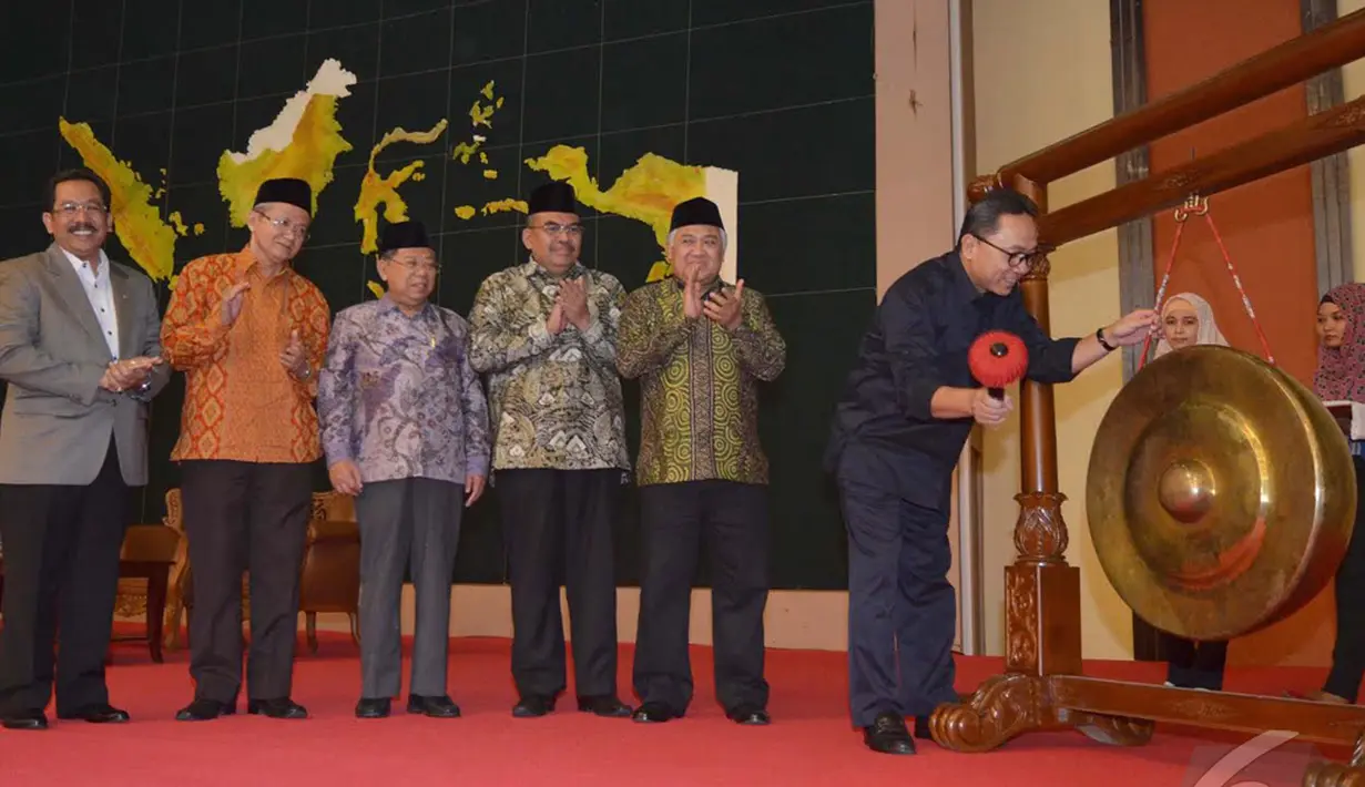 Ketua MPR RI Zulkifli Hasan memukul gong saat pembukaan Halaqah Kebangsaan yang diadakan MUI dan Fraksi PPP, Jakarta, Selasa (23/12/2014). (Liputan6.com /Andrian M Tunay) 