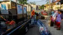 Pendistribusian air bersih untuk membantu warga dalam ketersediaan air bersih. (merdeka.com/Arie Basuki)