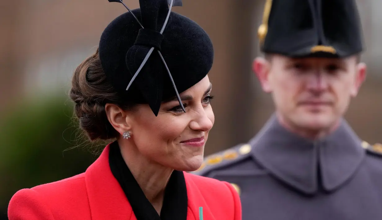 Kate Middleton, Putri Wales dari Inggris tiba untuk mengikuti parade Hari St David dengan anggota Batalyon 1, The Welsh Guards di Windsor, Inggris, Rabu, 1 Maret 2023. (AP Photo/Alastair Grant, Pool)