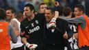Kiper Gianluigi Buffon turut larut dalam euforia yang diraih klubnya. (AFP PHOTO / MARCO BERTORELLO)