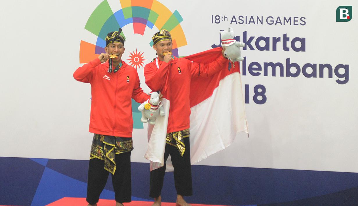 Pesilat Indonesia Hendy dan Yolla Primadona, usai menjuarai pencak silat nomor artistik ganda putra pada Asian Games di TMII, Jakarta, Senin (27/8/2018). Hendy dan Yolla mendapat mendali emas dengan nilai 580. (Merdeka.com/Arie Basuki)