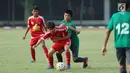 Pemain Timnas Indonesia U-16, Uchida berebut bola dengan pemain Bina Mutiara di Lapangan Atang Sutresna, Jakarta, Selasa (4/7). Latih tanding ini persiapan akhir jelang Piala AFF U-15 Thailand, 9-22 Juli. (Liputan6.com/Helmi Fithriansyah)