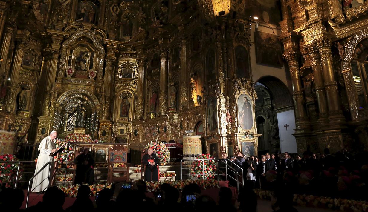 Paus Fransiskus berbicara saat bertemu anggota masyarakat sipil di Gereja San Francisco, Quito , Ekuador ,(7/ 7/2015). Ia menyerukan tentang keadilan sosial dan keseimbangan sumber daya bumi.( REUTERS / Guillermo Granja)