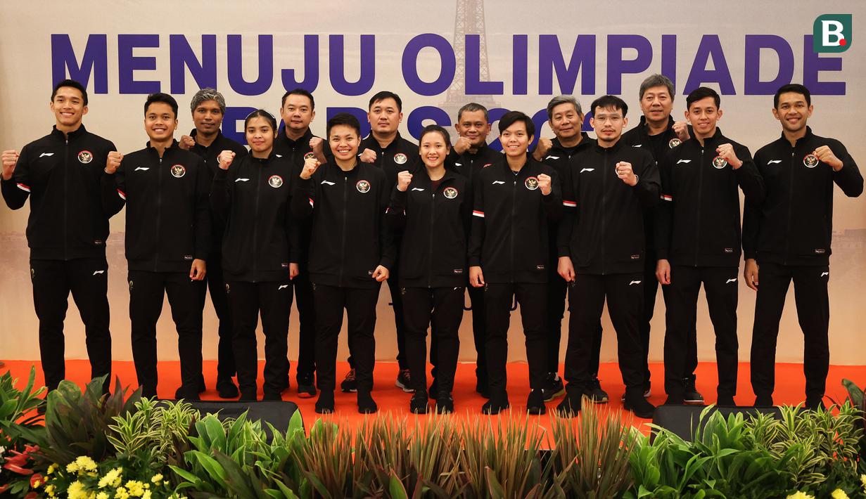 <p>Para atlet bulu tangkis Indonesia yang akan berlaga di Olimpiade Paris 2024 berfoto bersama para pelatih yang akan mendampingi usai acara doa bersama untuk kesuksesan skuad bulu tangkis Indonesia menuju Olimpiade Paris 2024 di Pelatnas PBSI Cipayung, Jakarta, Kamis (11/7/2024). (Bola.com/Abdul Aziz)</p>