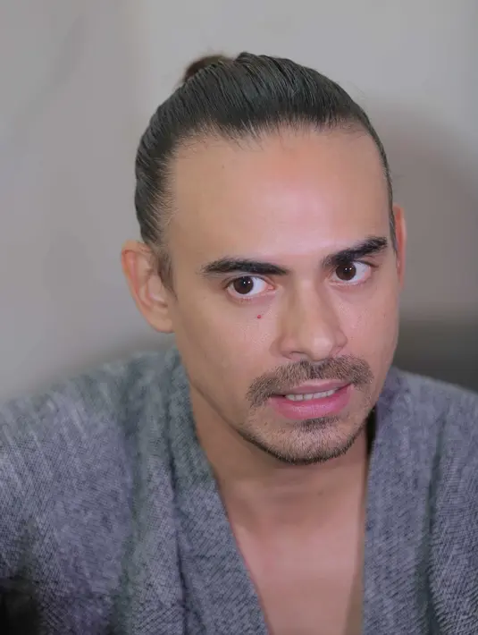 Ditengah kesibukannya sang istri, Ashraf juga tidak mempermasalahkannya. Ia juga melihat bahwa istrinya selalu memiliki waktu bersama keluarganya. Apalagi sekarang ini lebih banyak nyanyi, sehingga banyak waktu di rumah. (Andy Masela/Bintang.com)