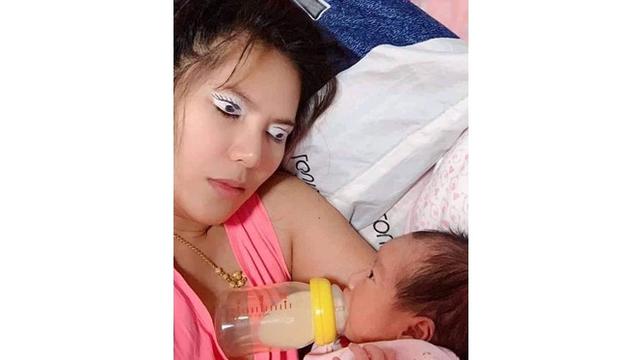 6 Kelakuan Kocak Ibu-Ibu Terlalu Santai Asuh Anak Ini Bikin Geregetan