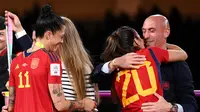 Presiden Federasi Sepak Bola Spanyol (RFEF), Luis Rubiales (kanan), melakukan tindakan tak senonoh dengan mencium pemain Timnas Wanita Spanyol, Jennifer Hermoso, pada pengalungan medali juara Piala Dunia Wanita 2023. (AFP/Frank Fife)