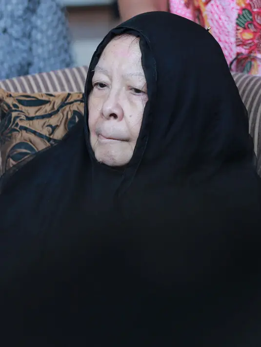 Di masa Presiden Suharto berkuasa, Buyung dikenal sering membela para korban pelanggaran HAM itulah yang membuat sang Istri bangga. (Galih W. Satria/Bintang.com)