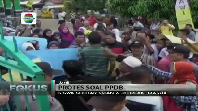 Aksi protes wali murid di Jambi terkait zonasi PPDB masih berlanjut. Para orangtua menyegel gerbang SMA Negeri 6 Jambi.