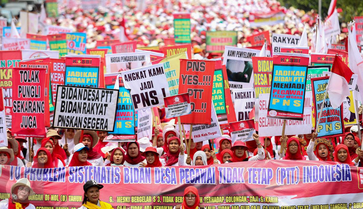 Ribuan bidan dari berbagai daerah berunjuk rasa di depan Istana Merdeka, Jakarta, Senin (28/9/2015). Dalam aksinya, mereka menuntut pengangkatan status kepegawaian menjadi pegawai negeri sipil (PNS). (Lipuutan6.com/Faizal Fanani)