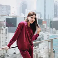 Syahnaz pun tampil mengenakan one set maroon dari brand Nagita. One set terdiri dari atasan blazer panjang dan celana panjangnya. @syahnazs.