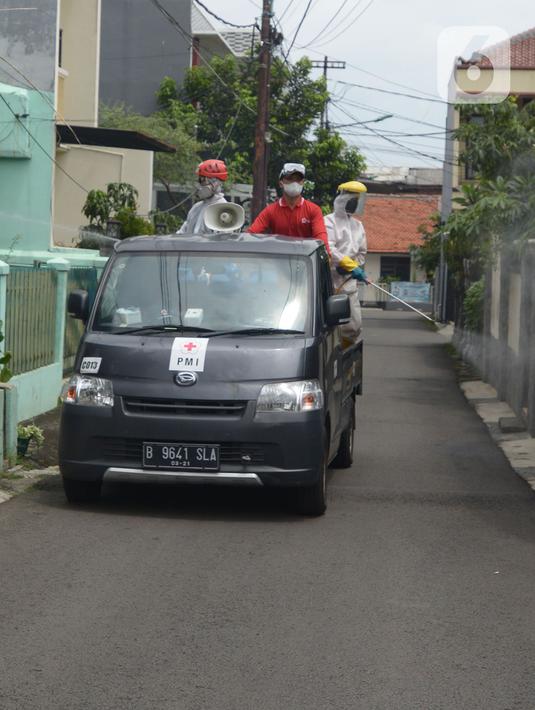 Petugas PMI menyemprotkan cairan disinfektan di Perumahan Ori Pondok Bambu, Jakarta, Kamis (10/2/2022). Penyemprotan ini dilakukan pada lingkungan perumahan sebagai upaya untuk menekan angka penyebaran Virus Covid-19 varian Omicron yang terus meningkat. (merdeka.com/Imam Buhori)