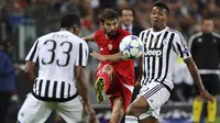 Pemain Juventus, Alex Sandro menjaga pemain Sevilla Coke pada laga Liga Champions di Stadion Juventus, Italia, Kamis (1/10/2015). (Reuters/Giorgio Perottino)