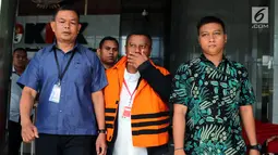 Bupati Mojokerto, Mustofa Kamal Pasa memakai rompi tahanan usai menjalani pemeriksaan oleh penyidik di gedung KPK, Jakarta, Senin (30/4). Mustofa Kamal Pasa resmi ditahan 20 hari kedepan untuk memudahkan pemeriksaan. (Merdeka.com/Dwi Narwoko)
