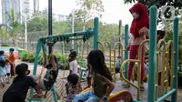 Anak-anak bermain di RPTRA Bonti, Jakarta, Jumat (5/11/2021). Yayasan Nexus 3 menilai ada puluhan tempat bermain di Jakarta yang biasa disebut Ruang Publik Terpadu Ramah Anak (RPTRA) tidak ramah anak lantaran belum bebas zat logam timbal. (Liputan6.com/Faizal Fanani)