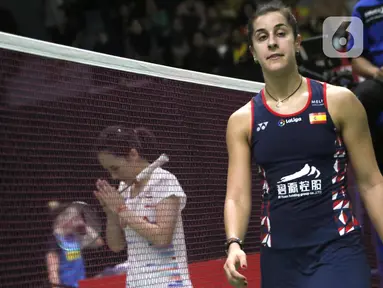 Pebulutangkis tunggal putri Spanyol, Carolina Marin (kanan) usai menumbangkan perlawanan Nitchaon Jindapol (Thailand) pada babak pertama Indonesia Masters 2020 di Istora GBK, Jakarta, Rabu (15/1/2020). Carolina Marin unggul 21-13, 21-15. (Liputan6.com/Helmi Fithriansyah)