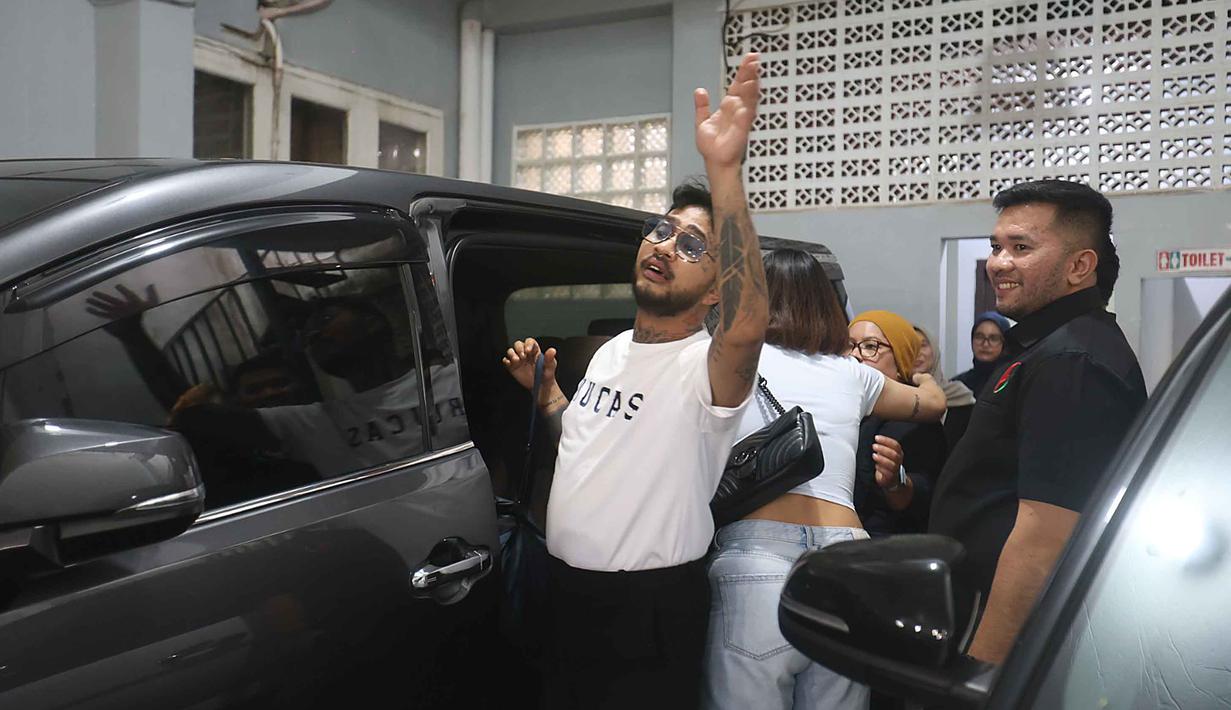 Ia dinyatakan sebagai korban penyalahgunaan narkotika jenis ganja dan ekstasi. Tampak dalam foto, aktor sekaligus musisi, Onadio Leonardo atau akrab disapa Onad (kanan) bersama istrinya, Beby Prisillia sesaat sebelum meninggalkan panti rehabilitasi Yayasan Pemulihan Natura Indonesia di kawasan Lebak Bulus, Jakarta Selatan, Rabu (28/1/2026). (Kapanlagi.com/Budy Santoso)