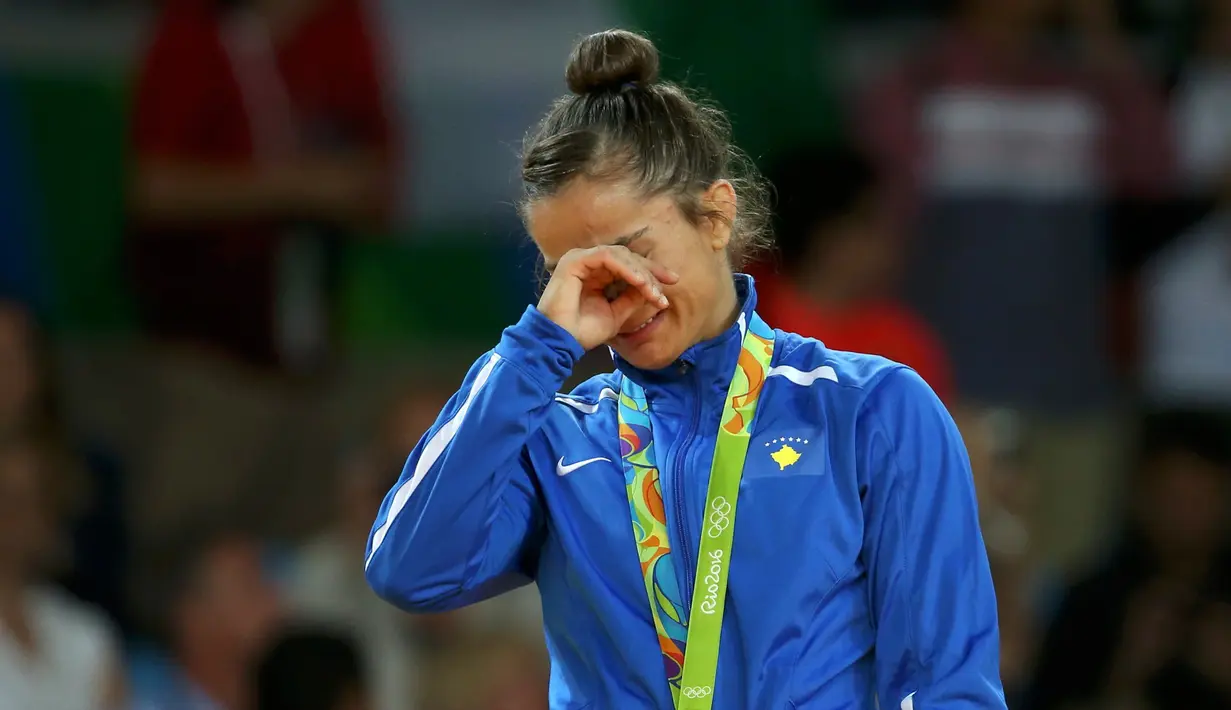 Atlet Kosovo Majlinda Kelmendi menangis setelah meraih medali emas pada cabang judo putri Olimpiade 2016 di Rio de Janeiro, Minggu (7/8). Majlinda Kelmendi menjadi atlet Kosovo pertama yang menorehkan sejarah untuk negaranya. (REUTERS/Toru Hanai)