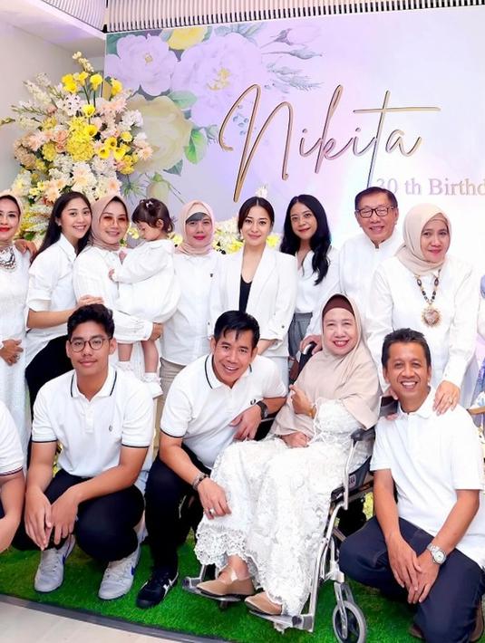 Meski rencana surprise party bocor di menit-menit terakhir, acara tetap berlangsung meriah dan hangat. Keluarga yang hadir juga tampil kompak mengenakan pakaian serba putih. Sang ibunda mendoakan putrinya agar di kehamilan kedua ini selalu sehat dan bahagia, serta senantiasa dalam lindungan Allah SWT. (Liputan6.com/IG/@yorafebrina)