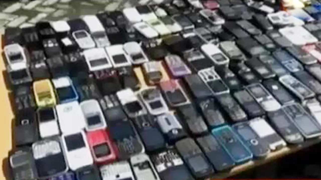 Kilas Indonesia: Ratusan Handphone Milik Narapidana Dimusnahkan 
