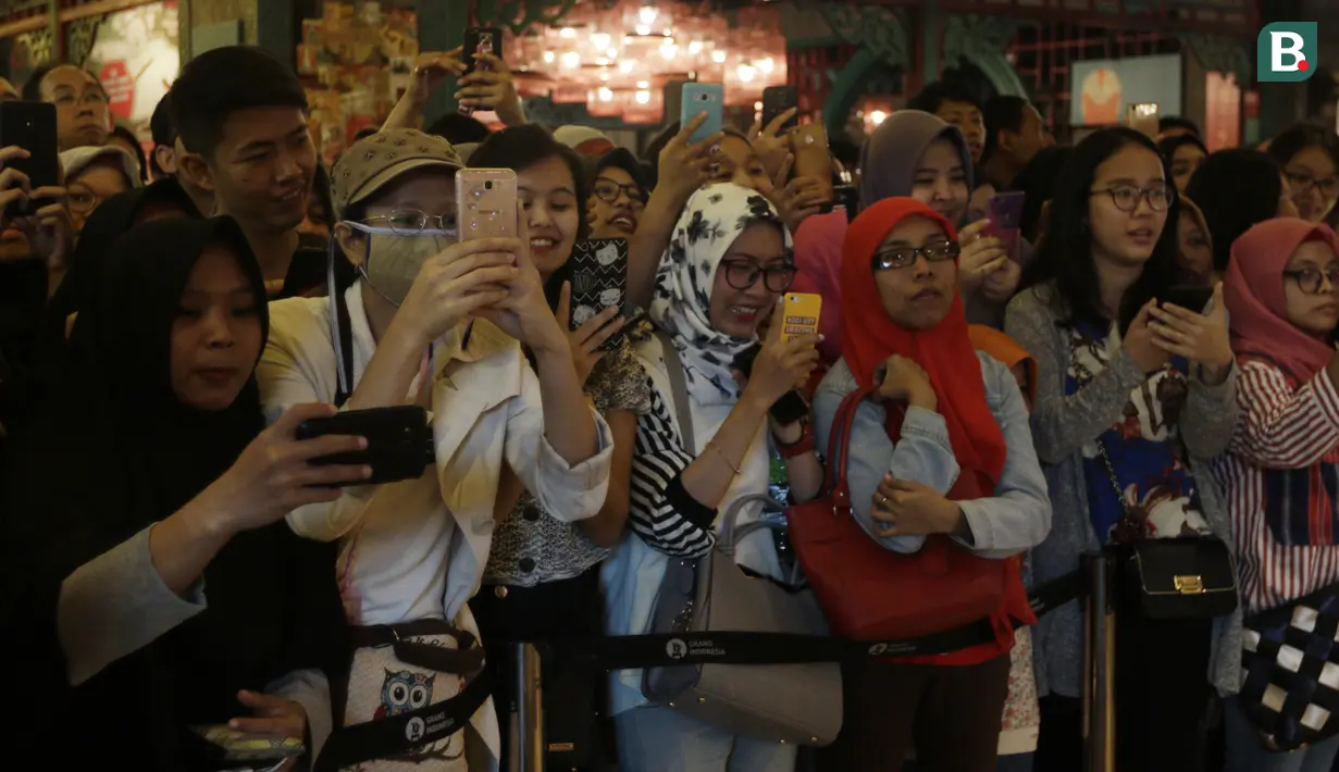 Sejumlah fans mengambil foto para pebulutangkis saat lelang untuk Palu dan Donggala di Grand Indonesia, Jakarta, Sabtu (24/11). Pebulutangkis Indonesia lelang barang untuk bantu korban bencana alam. (Bola.com/Vitalis Yogi Trisna)