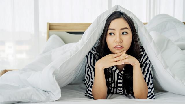 sembunyi di balik selimut